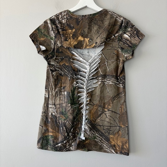 Realtree Camo Destroyed Cut Up Back T-Shirt Women's Medium - Picture 2 of 7